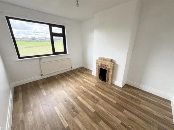BEDROOM (FRONT)