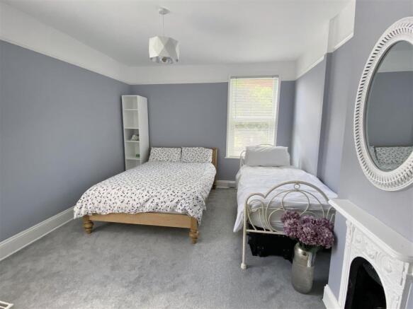 67 Newport Road bed 2.jpg