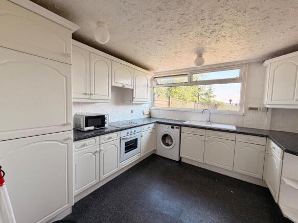 3 bed House to rent Image 2