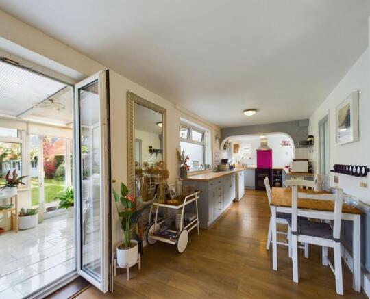 KITCHEN / DINING ROOM