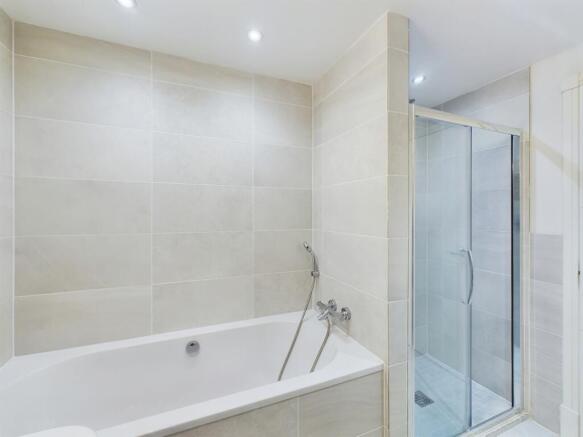 3 bed Apartment to rent Image 10