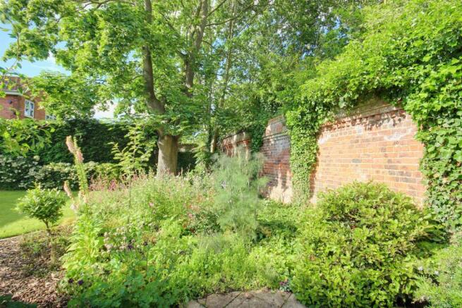 4 bed Detached for sale Image 12