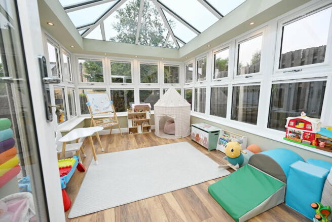 4 bed Detached for sale Image 11