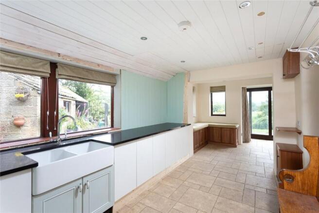 5 bed Detached for sale Image 7