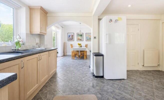 4 bed Semi-Detached for sale Image 8