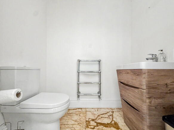 5 bed Detached for sale Image 8