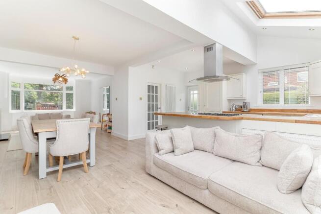 4 bed Detached for sale Image 5