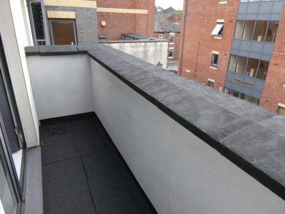 2 bed Apartment to rent Image 4