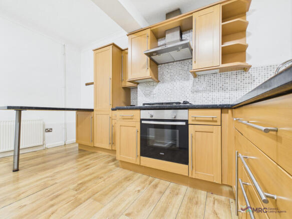 2 bed Terraced to rent Image 3