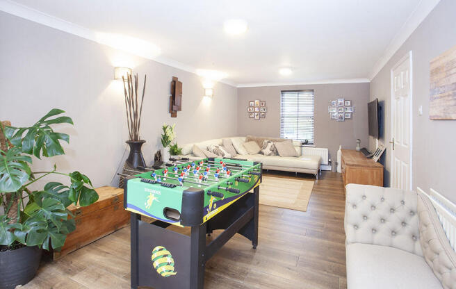 5 bed Detached to rent Image 5