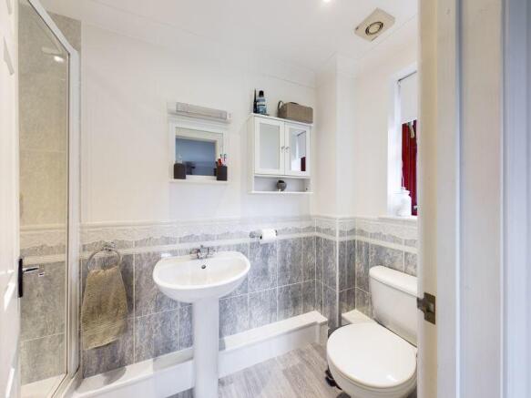 en-suite showe...