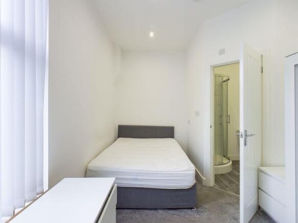 4 bed Town House to rent Image 5