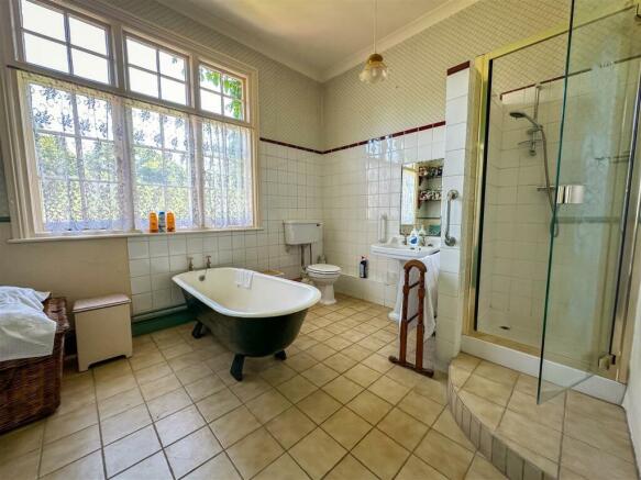 GROUND FLOOR BATHROOM