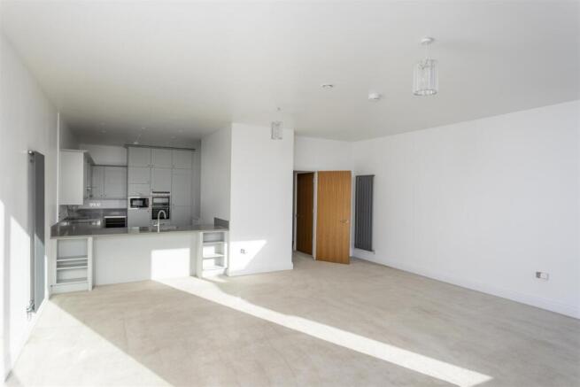3 bed Apartment to rent Image 9