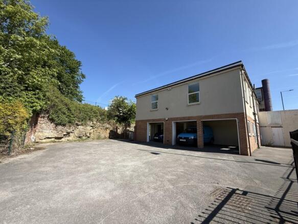 2 bed Apartment to rent Image 6