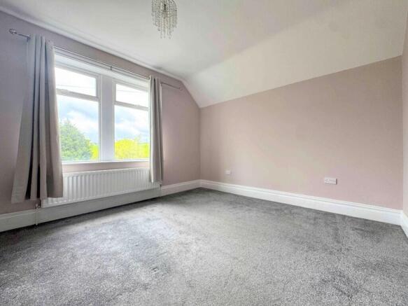 4 bed Link Detached House for sale Image 12