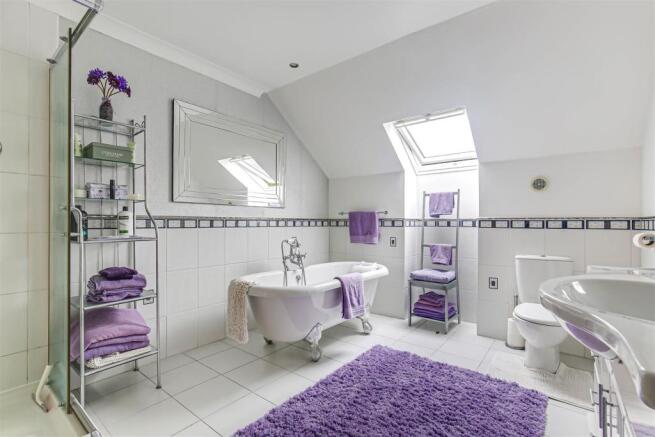 32. Bathroom.jpg