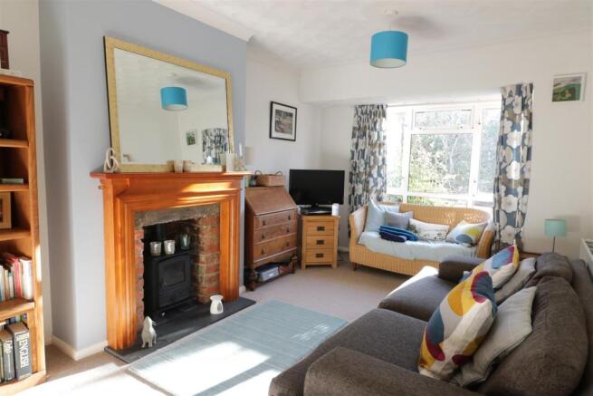 LIVING ROOM.JPG