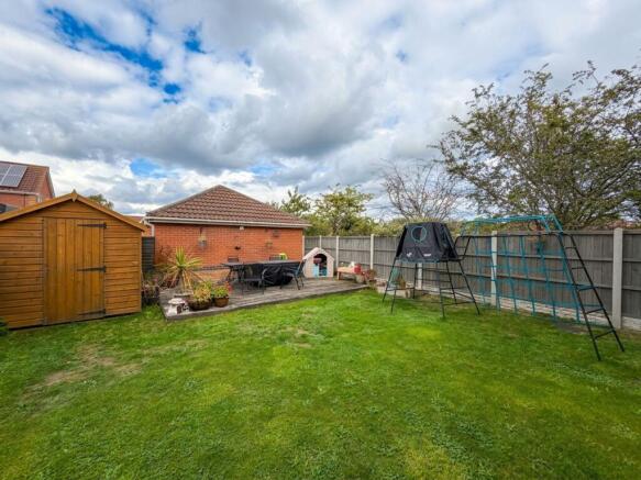 Sycamore Avenue, Creswell, S80 photo 4