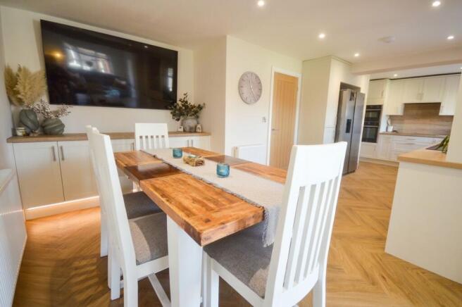 4 bed Semi-Detached for sale Image 10
