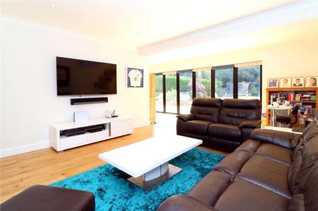 Lounge To Rear