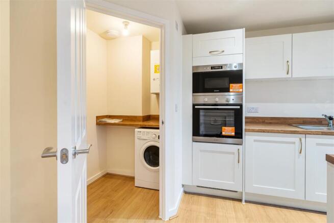 2 bed Apartment to rent Image 8