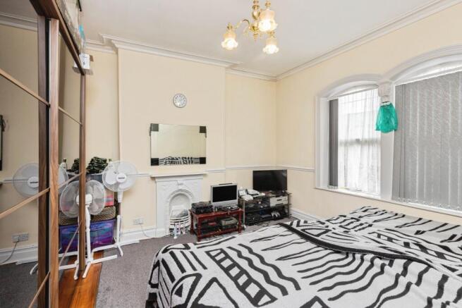 5 bed Semi-Detached for sale Image 8