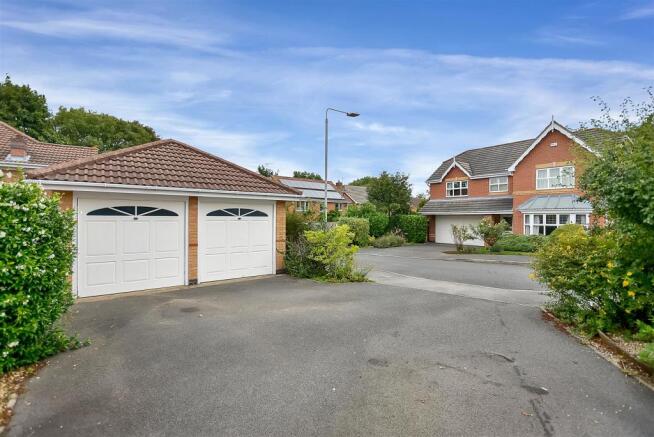 DETACHED DOUBLE GARAGE