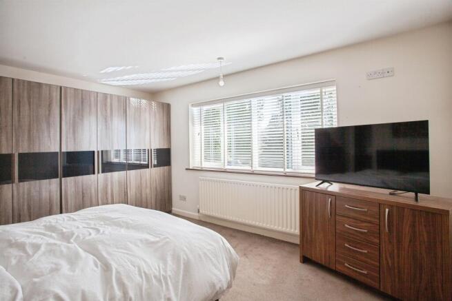 4 bed Detached for sale Image 11