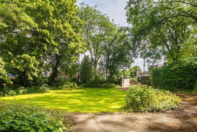 6 bed Detached for sale Image 5