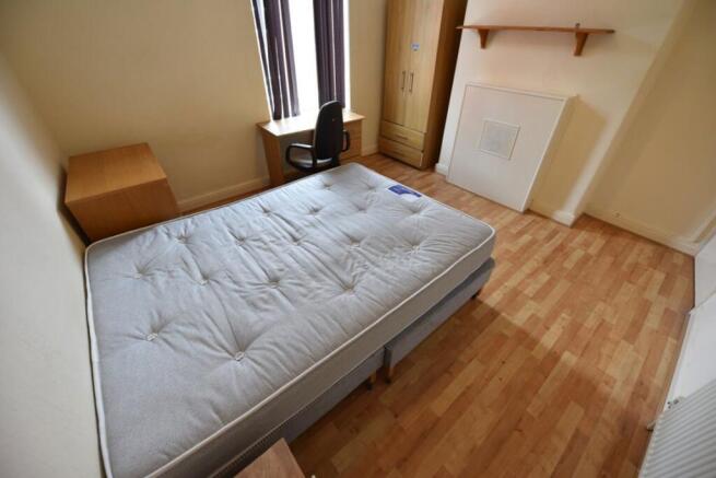 4 bed House to rent Image 6