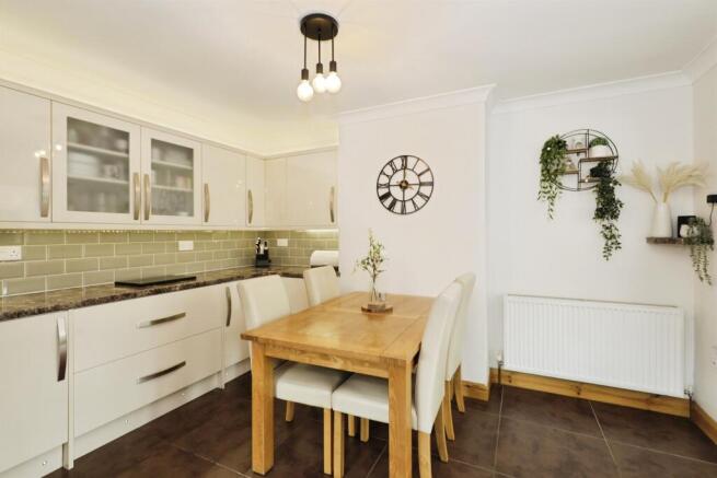 3 bed Semi-Detached for sale Image 10