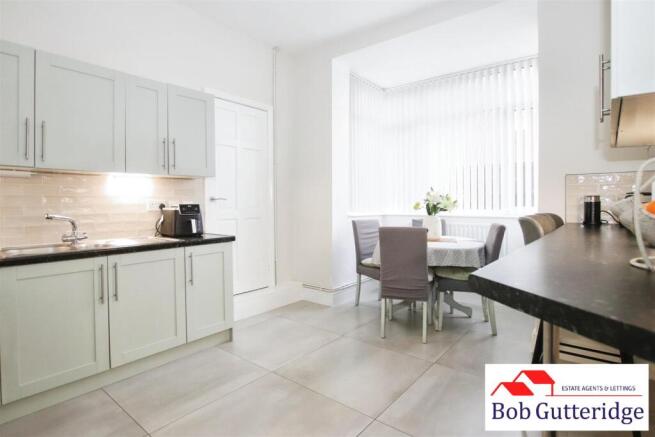 OPEN PLAN FITTED KITCHEN/DINING ROOM