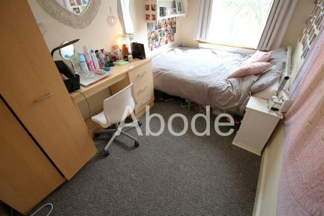 8 bed House to rent Image 12