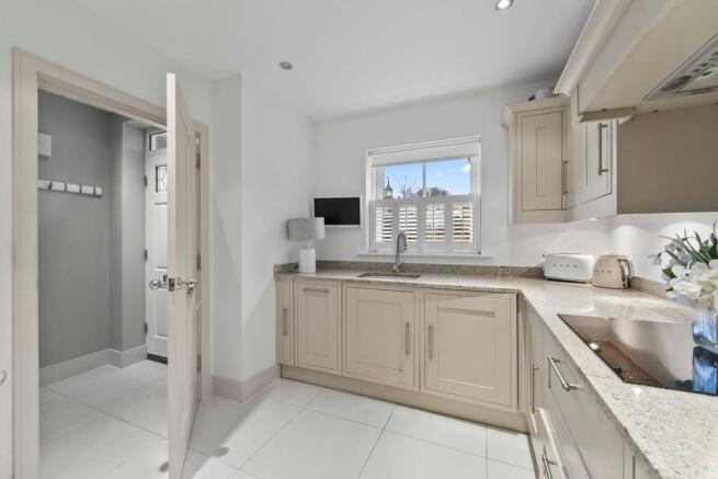 Holly Close, Sunbury on Thames, Middlesex TW16 6BA – pohled 4