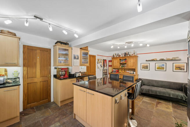 4 bed Detached for sale Image 9