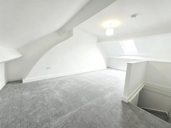 3 bed Terraced to rent Image 8