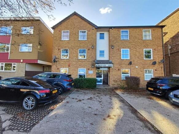 1-bed flat on Burnt Ash Hill, London, £130,000