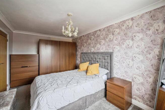 4 bed Semi-Detached for sale Image 11
