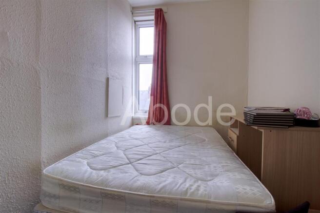 4 bed House to rent Image 5