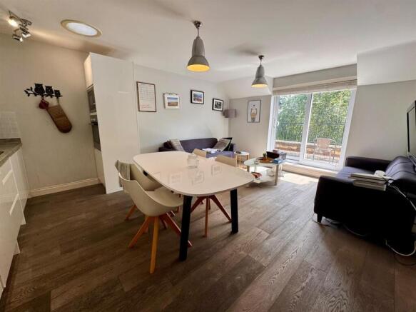 3 bed Terraced to rent Image 4