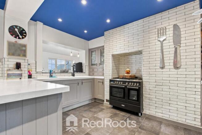 4 bed Semi-Detached for sale Image 5