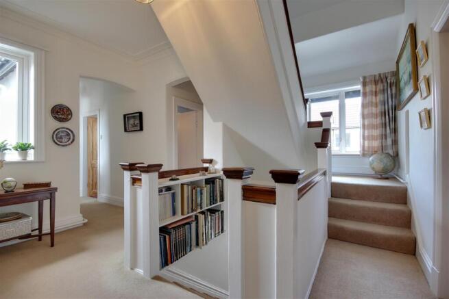 5 bed Semi-Detached for sale Image 10