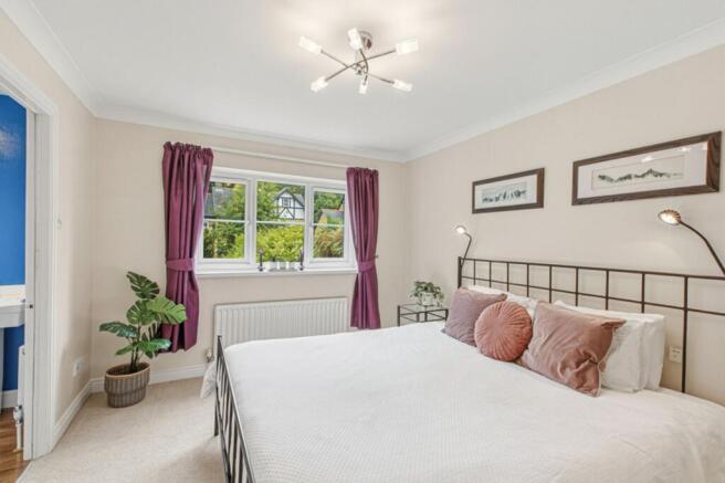 5 bed Detached for sale Image 9