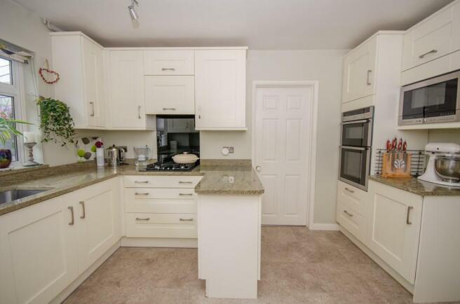 Kitchen pic 2.jpg