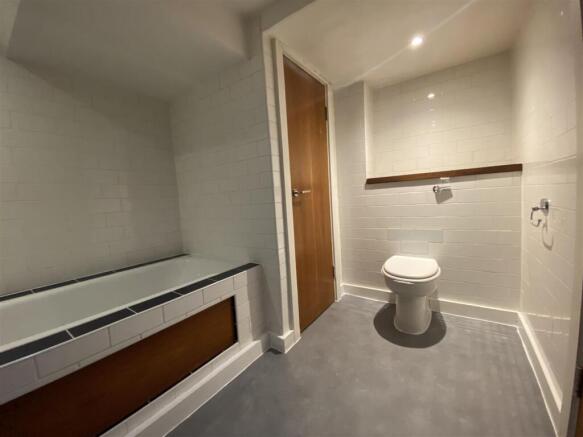1st Bathroom (2).jpeg