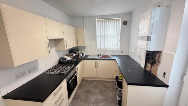 2 bed Terraced to rent Image 5