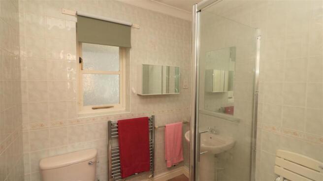 3 broadgates en-suite.jpg