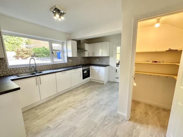 4 bed House to rent Image 5