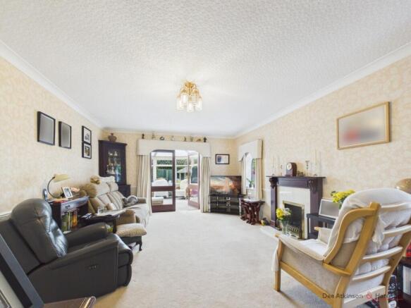 Lounge/Dining Area